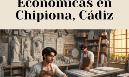 Un atractivo cantero trabajando en su taller creando placas funerarias tradicionales para nichos de pared. El entorno evoca el ambiente de un taller de cantero en Chipiona, Cádiz. El taller contiene bloques de mármol, equipos para cortar piedra y placas parcialmente terminadas. Hay fragmentos de piedra en el suelo y estanterías con diversas herramientas. Una URL destacada para 'https://www.lapidascadiz.com/' está visible en el fondo. En una imagen, el cantero es un hombre de cabello oscuro, y en otra, el cantero es una mujer de cabello castaño claro, ambos vestidos con traje de trabajo y concentrados en sus tareas.